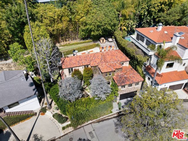 3300 N Knoll Drive, Los Angeles CA: https://media.crmls.org/mediaz/a12f396b-2a55-4791-b3c9-a8b5822dd597.jpg