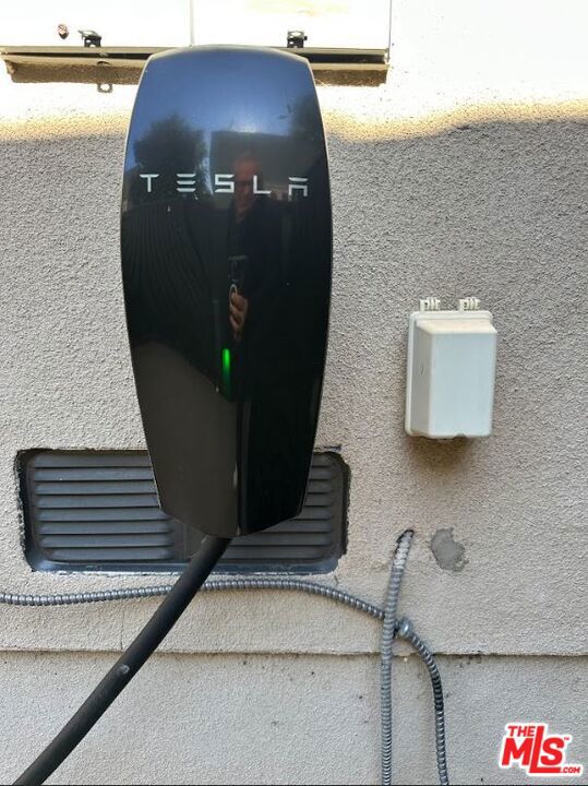 1246 N Genesee Avenue, West Hollywood CA: https://media.crmls.org/mediaz/a12fb9f2-4042-4668-9688-428fe5e60673.jpg