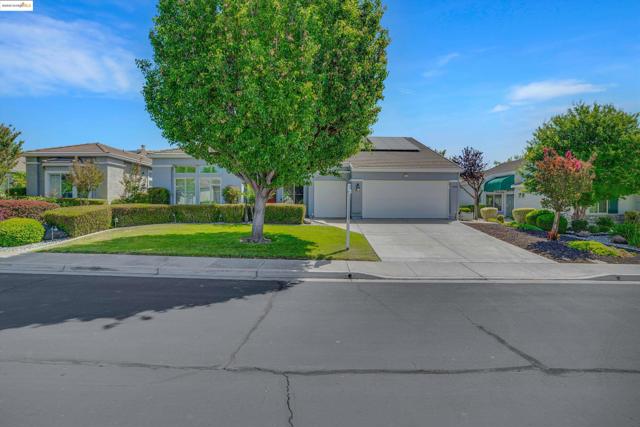 540 Central Park Pl, Brentwood CA: https://media.crmls.org/mediaz/a13037ac-9d84-43b8-9cca-3d39f2c5e729.jpg