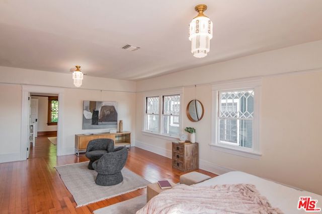 2057 S Oxford Avenue, Los Angeles CA: https://media.crmls.org/mediaz/a1311bd8-51a6-4ef2-8c73-e0e5802341a0.jpg