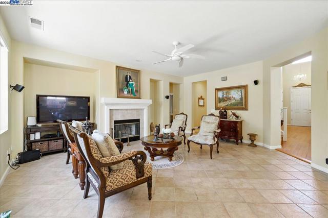250 BRIDGEWATER RD, Hayward CA: https://media.crmls.org/mediaz/a1312463-5e53-4416-9c26-b1df666a8715.jpg