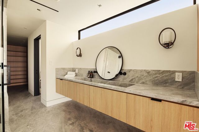 2205 Ocean Front Walk, Venice CA: https://media.crmls.org/mediaz/a131dd06-fd26-4241-aaee-f6fed23baa39.jpg