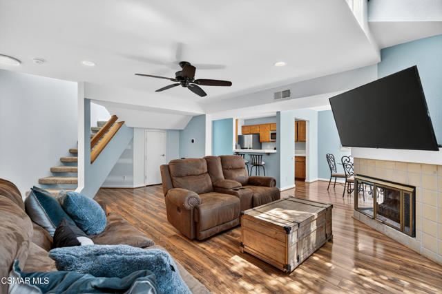 1182 Tivoli Lane, Simi Valley CA: https://media.crmls.org/mediaz/a1328ea0-028c-4ffc-86fb-57037fbde1e7.jpg