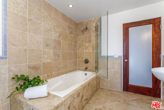 2336 Boone Avenue, Venice CA: https://media.crmls.org/mediaz/a1329159-850d-4480-814f-258ec938f7f5.jpg