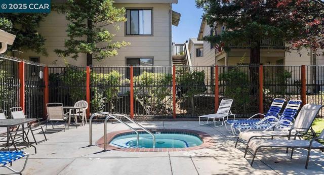 405 405 Weymouth, Hercules CA: https://media.crmls.org/mediaz/a13303bd-f60c-4d43-ba5b-3a3e7cb2deda.jpg