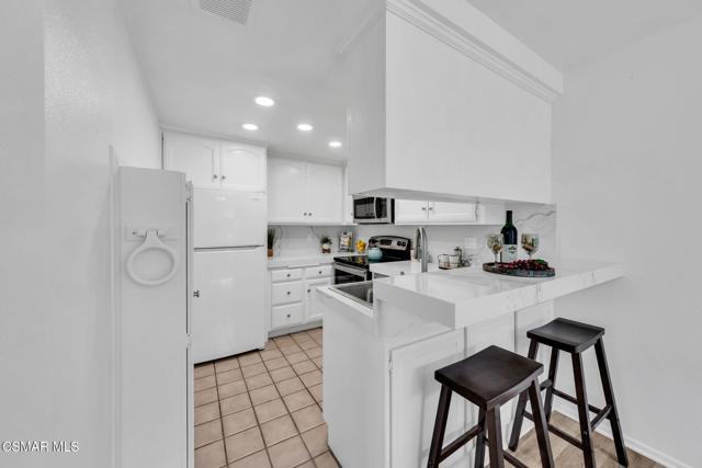 224 Oakleaf Drive, Thousand Oaks CA: https://media.crmls.org/mediaz/a1341e25-35e9-4767-9528-c7276f5917f1.jpg