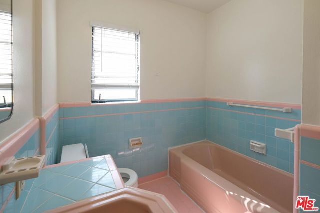854 1/2 S Plymouth Boulevard, Los Angeles CA: https://media.crmls.org/mediaz/a1348074-4f6a-48fe-8437-02b0d487ce78.jpg