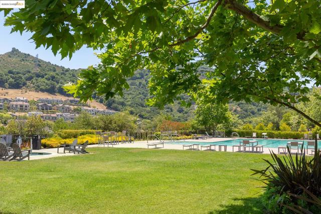 63 Tomcat Way, Orinda CA: https://media.crmls.org/mediaz/a134a2de-4fed-4e59-99f7-c3e27710252a.jpg