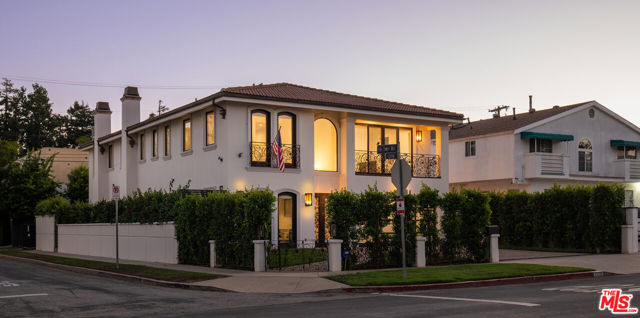 1113 Amherst Avenue, Los Angeles CA: https://media.crmls.org/mediaz/a134a6c5-5470-4358-af71-d3cd886ae06f.jpg