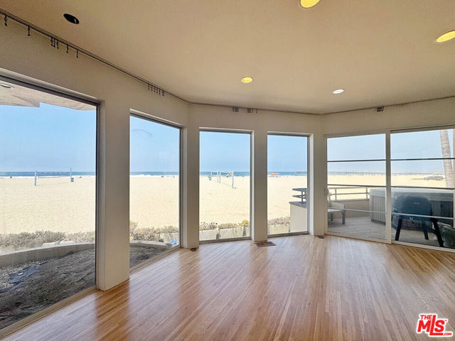 3505 Ocean Front Walk, Marina del Rey CA: https://media.crmls.org/mediaz/a134a710-926d-42d0-8308-6d3d9fc672d3.jpg