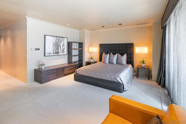 700 Front St, San Diego CA: https://media.crmls.org/mediaz/a1360dbc-3115-4e16-b36a-4ece6dad0d31.jpg