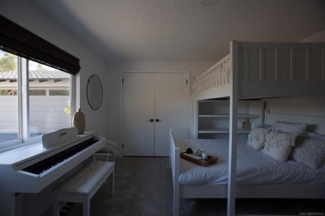 455 Glencrest Dr, Solana Beach CA: https://media.crmls.org/mediaz/a136c0bc-745c-4b8b-9d83-60ee6ac2d705.jpg