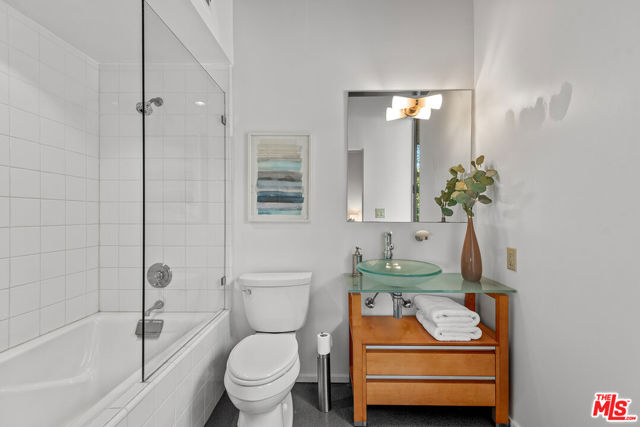 4944 Hood Drive, Woodland Hills CA: https://media.crmls.org/mediaz/a1372c0c-cdf1-459d-a56b-1555428a2578.jpg