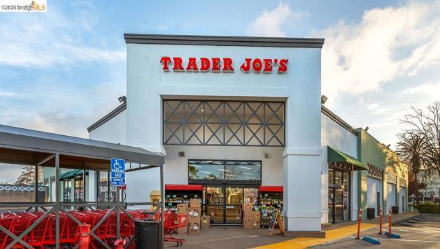 6400 Christie Ave, Emeryville CA: https://media.crmls.org/mediaz/a1388107-7022-4ab0-80e4-d96bbbc3331f.jpg