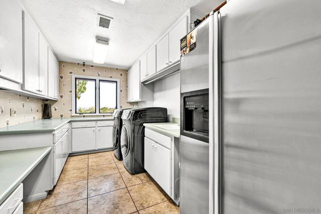 17505 Corte Lomas Verde, Poway CA: https://media.crmls.org/mediaz/a1392e02-107d-422a-8501-380ae39d4080.jpg
