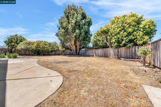 37643 Crocus Ct, Newark CA: https://media.crmls.org/mediaz/a1397388-5b69-4a1f-a754-0dd5b1096da1.jpg