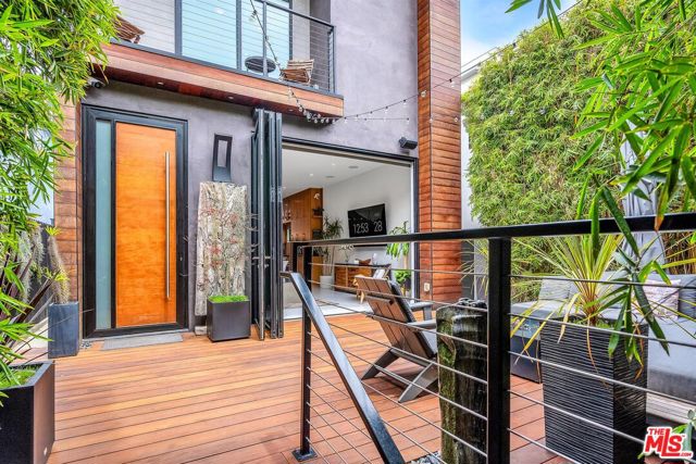 749 Oxford Ave Avenue, Venice CA: https://media.crmls.org/mediaz/a139b9df-04c6-42a8-bf03-d7189ebdbd50.jpg