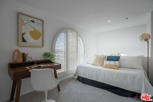 11855 Goshen Avenue, Los Angeles CA: https://media.crmls.org/mediaz/a13ba837-5ac0-497d-bbd8-927c2454fc65.jpg