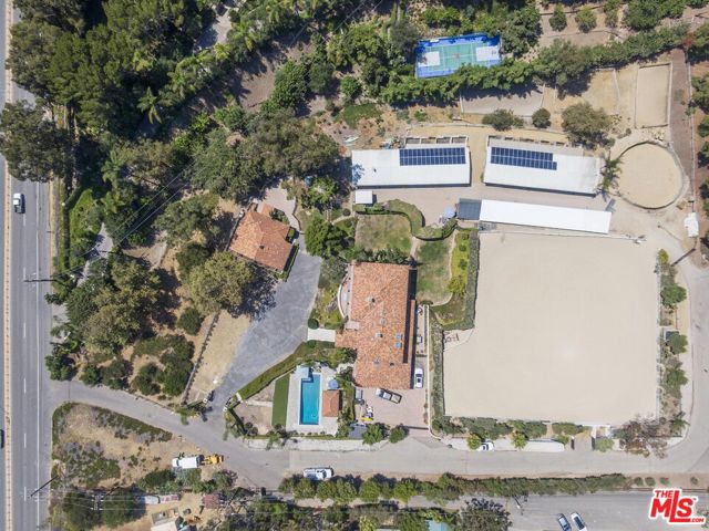 27355 Pacific Coast Highway, Malibu CA: https://media.crmls.org/mediaz/a13baa1f-d5a2-443f-b71d-93abcf93d75b.jpg