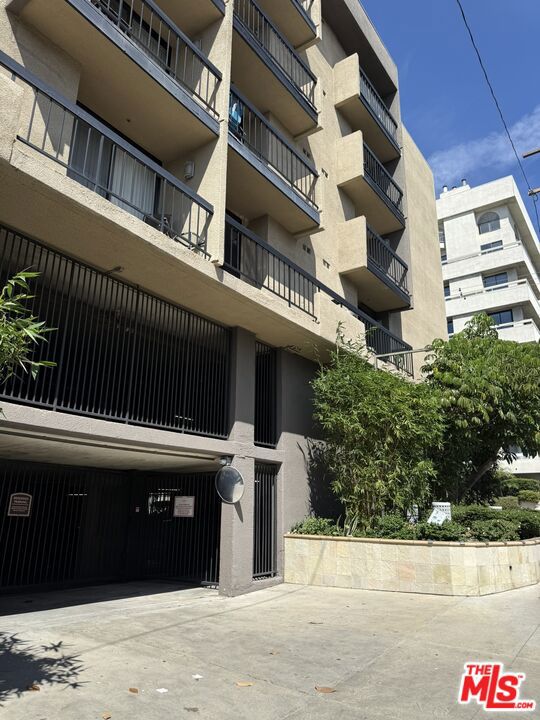 7320 Hawthorn Avenue #106