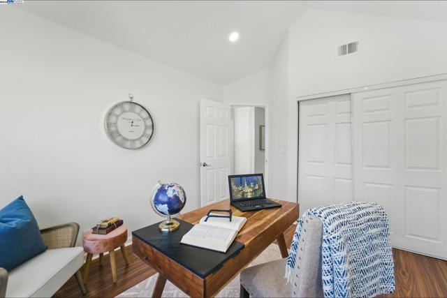 35864 Killorglin Cmn, Fremont CA: https://media.crmls.org/mediaz/a13d639e-c8fa-42b8-93e8-7ce21b35f4fd.jpg