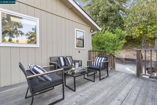 3348 Betty Ln, Lafayette CA: https://media.crmls.org/mediaz/a13e15c1-5dc0-478d-ae32-7b1fc3de7de6.jpg