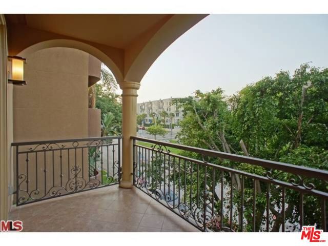 8612 Burton Way, Los Angeles CA: https://media.crmls.org/mediaz/a13ec7a9-3b2d-4dde-8e0a-6e622bf3e8eb.jpg