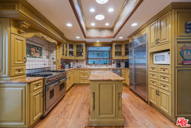 1242 Angelo Drive, Beverly Hills CA: https://media.crmls.org/mediaz/a13f396e-c575-40df-a2f7-0ea1d85178d6.jpg