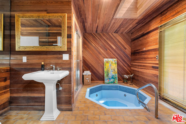 2103 N Hobart Boulevard, Los Angeles CA: https://media.crmls.org/mediaz/a13f70bb-b8b3-4643-8051-29dc15732b75.jpg