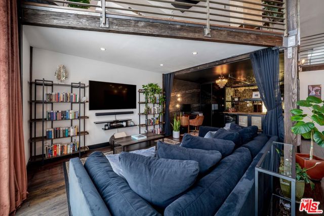 4115 Glencoe Avenue, Marina del Rey CA: https://media.crmls.org/mediaz/a13f765e-8d6b-4c77-a702-9e02815f6aed.jpg