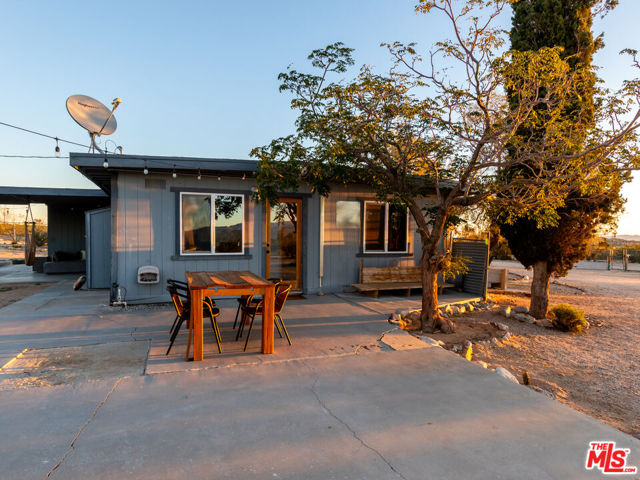 2724 Stonehill Avenue, Joshua Tree CA: https://media.crmls.org/mediaz/a13fbb00-cc98-48da-a4cd-4a5c8fdc9f57.jpg