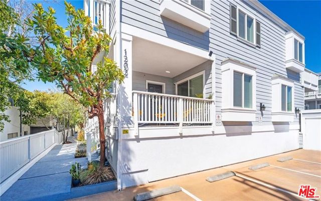 1202 Tennyson Street, Manhattan Beach CA: https://media.crmls.org/mediaz/a1403830-a3c4-47b6-a4ee-edc023de24b4.jpg