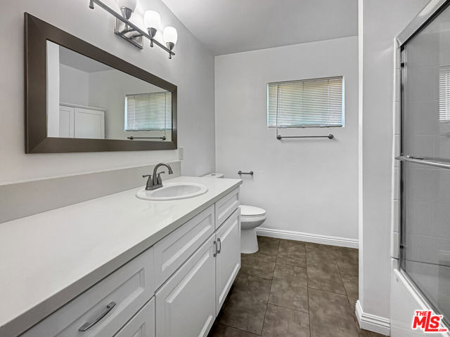817 E Nutwood Street, Inglewood CA: https://media.crmls.org/mediaz/a1405440-e889-4bb3-a24e-c6768ba8647a.jpg