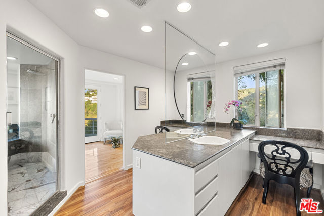 3670 Avenida Del Sol, Studio City CA: https://media.crmls.org/mediaz/a1410948-00d9-4fb9-8064-2777da76cb68.jpg