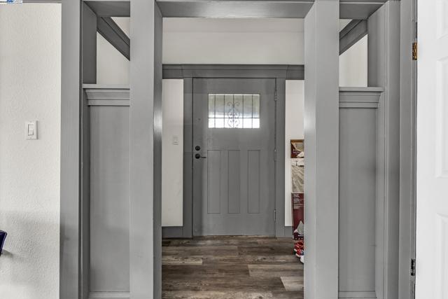 2708 60th Avenue, Oakland CA: https://media.crmls.org/mediaz/a14135be-ef3d-4325-9d82-e0f0aa55a1b6.jpg