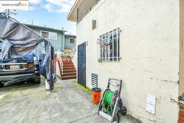 3300 Brookdale Ave, Oakland CA: https://media.crmls.org/mediaz/a141574e-3aa7-4660-9ec4-16d95f05a23b.jpg