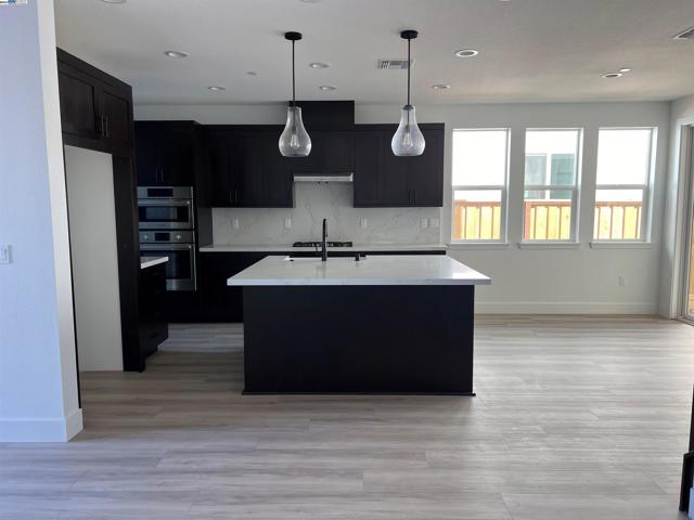 319 Flagship Drive, Napa CA: https://media.crmls.org/mediaz/a14272b7-aaba-4006-9800-5c206673b726.jpg