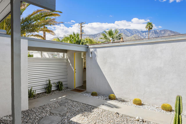 Detail Gallery Image 3 of 25 For 443 E Glen Circle Cir, Palm Springs,  CA 92262 - 3 Beds | 2 Baths