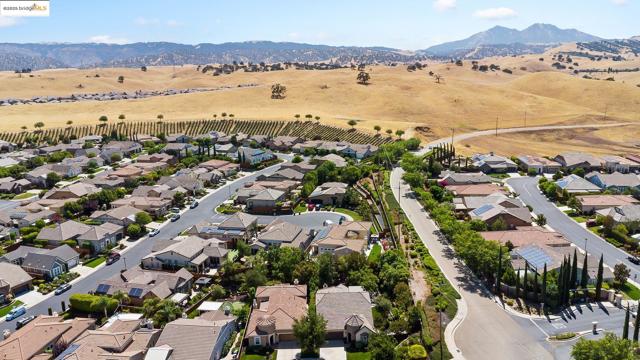 1101 Lafite Ct, Brentwood CA: https://media.crmls.org/mediaz/a1449200-d221-494a-93f8-ba7186adf372.jpg