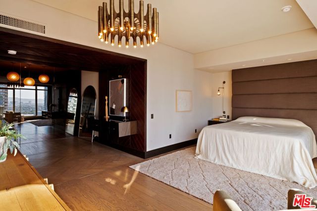 1155 S Grand Avenue, Los Angeles CA: https://media.crmls.org/mediaz/a14499c4-9033-4b9a-9b59-8f433c1f2a70.jpg