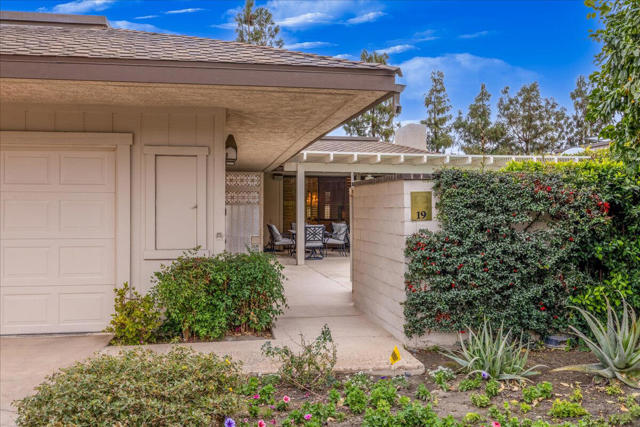 19 Colgate Drive, Rancho Mirage CA: https://media.crmls.org/mediaz/a1458c67-addd-4515-adf2-b80ea2de769c.jpg