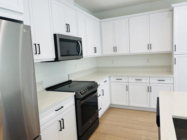 Detail Gallery Image 18 of 59 For 530 Longmeadow St, Vista,  CA 92081 - 3 Beds | 2/1 Baths