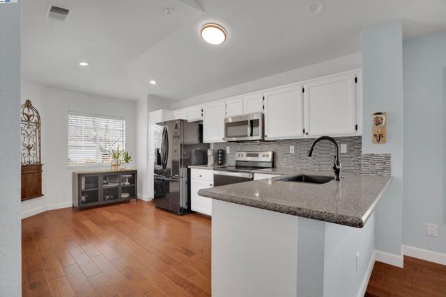 631 Splitrail Ct, Livermore CA: https://media.crmls.org/mediaz/a14773f9-8f2b-4cd1-b1f1-53304aba2b27.jpg