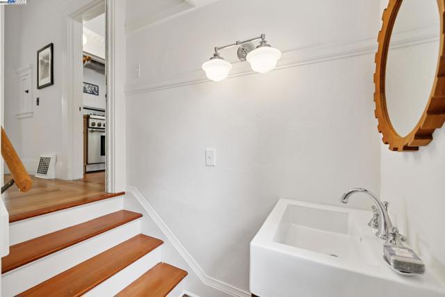 6040 LAWTON AVENUE, Oakland CA: https://media.crmls.org/mediaz/a147a16c-7401-4878-b7a7-76288809851f.jpg