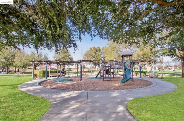 3050 Browning Ct, Brentwood CA: https://media.crmls.org/mediaz/a14850b1-341c-4b60-be07-3572285c6de5.jpg