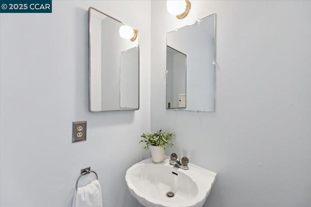 32 California Ave, Orinda CA: https://media.crmls.org/mediaz/a1487cb0-08bd-435e-b5d2-ae2fd0237155.jpg