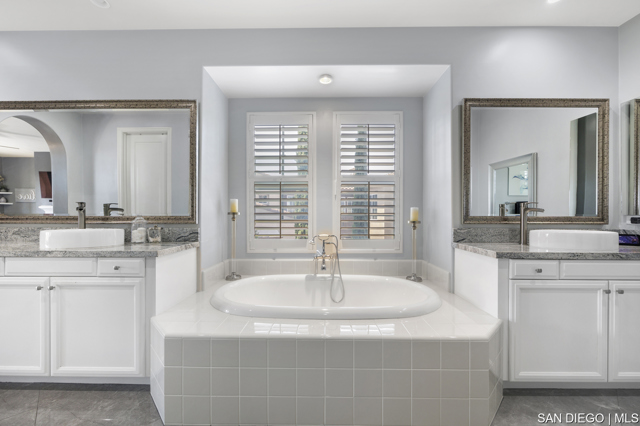 2832 Echo Ridge CT, Chula Vista CA: https://media.crmls.org/mediaz/a1492782-262b-4de4-bfab-6782bafc62c5.jpg