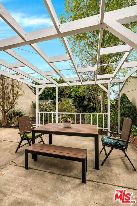 5728 Columbus Avenue Avenue, Sherman Oaks CA: https://media.crmls.org/mediaz/a1499c88-c843-4d49-ab18-530c86a98ff5.jpg