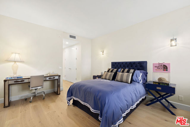 211 S Spalding Drive, Beverly Hills CA: https://media.crmls.org/mediaz/a149f907-5e2c-400f-8cfa-4a081a447472.jpg