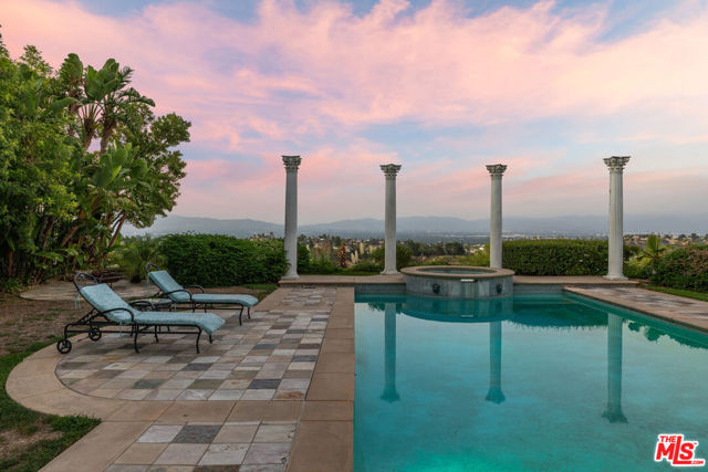 19016 Devonport Lane, Tarzana CA: https://media.crmls.org/mediaz/a14ae9cd-ae85-4269-aeef-520ff7facaeb.jpg